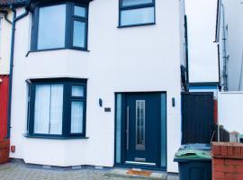 Newly Refurbished - Affordable Four Bedroom Semi-Detached House Near Luton Airport and Luton Hospital，位于卢顿的公寓