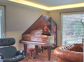 Duplex, piano, billard, ping-pong, jardin, jacuzzi en été，位于日内瓦的酒店