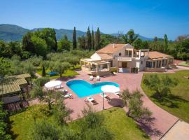 Wonderful Rural Zakynthos Villa - Beautiful Large Estate - Villa Macheradou - Private Pool & Tennis Court，位于Makhairádhon的酒店