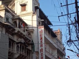 Hotel Lakshya Sheesh Mahal Indore，位于印多尔印多尔机场 - IDR附近的酒店