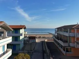 F004 - Fano, trilocale con terrazzino a 30mt dal mare