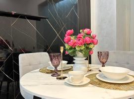 Luxury two-room apartment with beautiful mountain views，位于阿拉木图的酒店