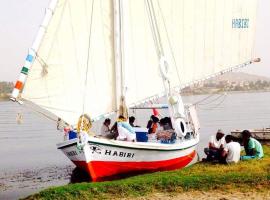 Felucca Sailing Boat Overnight Experience，位于阿斯旺的船屋