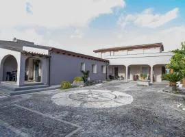 Domo San Leone Uta - Guest House Storica con Vasca Idromassaggio, Giardino e Parcheggio Privato