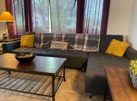 Retro 5 bed house in the heart of entertainment，位于Blue Island的酒店