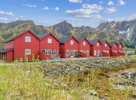 Waterfront cabin in the middle of Lofoten