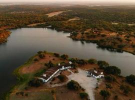 Fontes - A essência do Alentejo com lago privado，位于Fontes的度假短租房