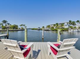 Waterfront Palmetto Home with Private Pool and Dock!，位于Palmetto的酒店