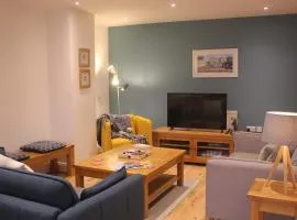 Stylish flat in central Tenby & free parking