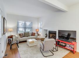 South Haven Condo - Walk to Lake Michigan!，位于南黑文的酒店