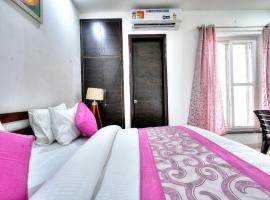 The Noble Suites, Near Spectrum Mall，位于诺伊达的Spa酒店