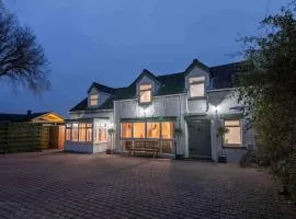 Sundial Cottage, Stunning 3 Bed Cottage with Hottub