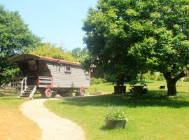 Belle Roulotte unique en pleine campagne Au Jardin de la Vouivre，位于Saint-Vincent-en-Bresse的豪华帐篷