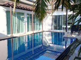Kamala pool Villa，位于卡马拉海滩的高尔夫酒店