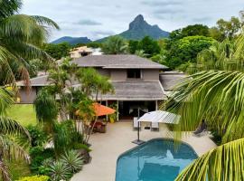 Villa Petit Tamarin : piscine bar et grand jardin tropical，位于塔马兰的度假屋