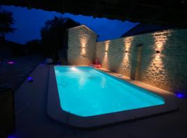 Gite Provençal du Mas Arnaud，位于阿尔勒的带按摩浴缸的酒店