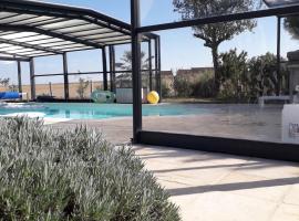 Au bout du monde 2 piscine et spa，位于Les Hermites的酒店
