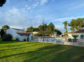 la belle cascade，位于多吕多勒龙的带泳池的酒店