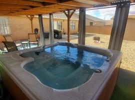 I Deal Lake Powell Home 3BR, Jacuzzi, BBQ, Firepit，位于佩吉的酒店