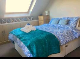 Scrabo View - King Bedroom with private bathroom，位于Comber的酒店