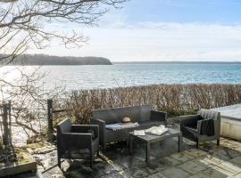 Beach Front Home In Fredericia With Wifi，位于腓特烈西亚的别墅