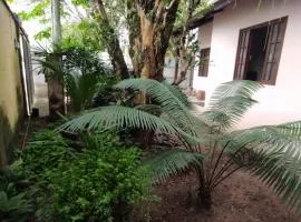 Casa 2 qtos, sendo suíte com cama Queen ar condicionado