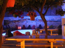 Frangiscos，位于帕罗奇亚的带泳池的酒店