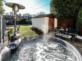 Garden Apartment with hot tub，位于巴斯的带按摩浴缸的酒店