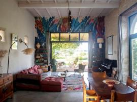 Beautiful chartreuse with swimming pool，位于Jégun的酒店