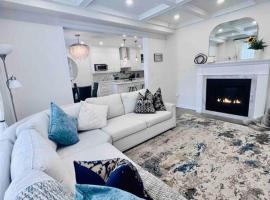 Luxury Oakville Home, Hot Tub, Fireplace, New Home，位于奥克维尔的酒店