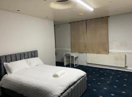 Cozy spacious double room rm 8，位于奥尔德姆的酒店