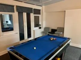 Cheerful Two Bed Home, Free Parking & Pool Table