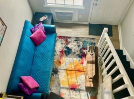 Pop-Of-Color - Loft - Downtown Raleigh - Near NCSU，位于罗利的酒店