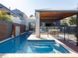 Stella Retreat - Townhouse with pool，位于East Fremantle的带泳池的酒店