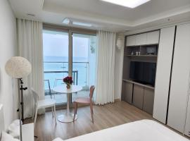 Sokcho Summitbay 1701 "Ocean View"，位于束草市的公寓