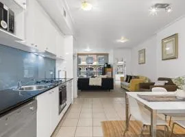 Spacious & Comfy Apt for 6 Next to Darling Harbour