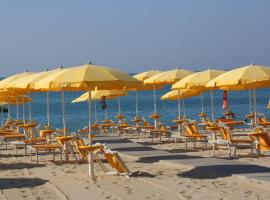 Marina del Marchese Beach Resort，位于博特里切洛的带停车场的酒店