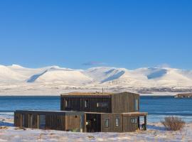 The Oceanfront Private northern lights villa.，位于Reynivellir的度假屋