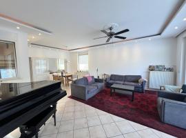 Große Terrassenwohnung mit Seeblick，位于Stechlin的酒店