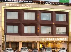 HOTEL PEARL WOOD (A unit of olive hospitality group)，位于齐拉克普尔昌迪加尔机场 - IXC附近的酒店