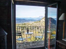 Casa Blan: a house in the sky，位于Troncedo的酒店
