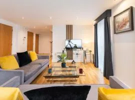 Leeds City Centre Duplex 3 Bedroom 3 Bath stunning Flat with Rooftop Terrace and Parking