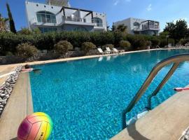 Дуплекс двух спальный в Татлысу Crystal Bay Marina，位于Tatlısu的酒店