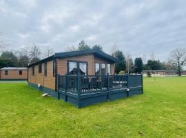 Grace Louise Retreat with Hot Tub，位于Allerthorpe的酒店