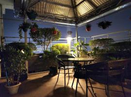 Private Penthouse Apartment With Stunning Rooftop Garden In Chittagong，位于吉大港的酒店
