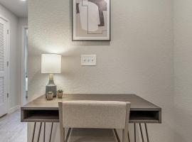 Landing - Modern Apartment with Amazing Amenities (ID8094X55)，位于Fort Myers Villas的公寓