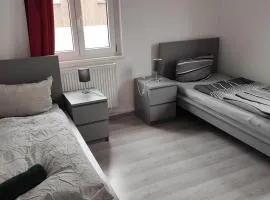 Große Monteurwohnung bei Würzburg bis 10 Personen mit Parkplätzen und WLAN und Grill mit 5 Schlafzimmern