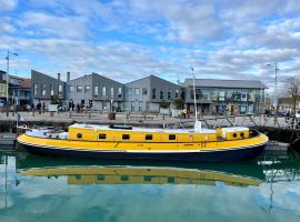 UNE PENICHE DANS LE BASSIN À FLOT DU VIEUX PORT，位于拉罗谢尔安肯空间附近的酒店