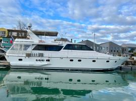 Yacht Aquamarina vieux port La Rochelle，位于拉罗谢尔的船屋