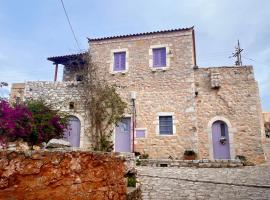 Iliana's house - spacious cave house in the center of Areopolis，位于阿里奥波利斯的度假短租房